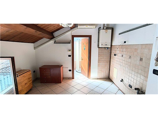 CENTRO STORICO  A pochi passi da Corso Garibaldi, proponiamo in vendita un caratteristico appartamento mansardato con travi in legno a vista, situato al secondo ed ultimo piano di una piccola palazzina con basse spese condominiali. L'immobile si compone di un soggiorno con zona pranzo e angolo cottura, un'ampia camera matrimoniale e un bagno finestrato. Il riscaldamento è autonomo, garantendo comfort e contenimento dei costi di gestione. La posizione centrale rende questa soluzione ideale sia come abitazione principale che come investimento. Classe energetica F.