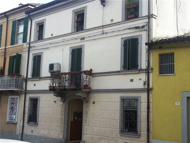 CENTRO STORICO  A pochi passi da Corso Garibaldi, proponiamo in vendita un caratteristico appartamento mansardato con travi in legno a vista, situato al secondo ed ultimo piano di una piccola palazzina con basse spese condominiali. L'immobile si compone di un soggiorno con zona pranzo e angolo cottura, un'ampia camera matrimoniale e un bagno finestrato. Il riscaldamento è autonomo, garantendo comfort e contenimento dei costi di gestione. La posizione centrale rende questa soluzione ideale sia come abitazione principale che come investimento. Classe energetica F.