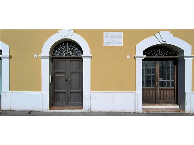 Scopri questo grazioso bilocale situato nel cuore del centro storico di Castrocaro Terme, all'interno di una palazzina di sole sei unità abitative. Questo appartamento arredato solo di cucina offre un'atmosfera accogliente con travi a vista che donano carattere e calore agli spazi. Composto da un cucinotto funzionale, un tinello/soggiorno luminoso e una camera da letto matrimoniale con una vista mozzafiato, è il luogo ideale per chi cerca un rifugio tranquillo.<br />
All'ultimo piano con una superficie commerciale di 35 m² e 30 m² calpestabili, questo piccolo bilocale è perfetto come investimento, per una vacanza o come abitazione principale. L'orientamento Est-Ovest garantisce luminosità durante tutto il giorno.<br />
Costruito nel 1960 e in buono stato, l'immobile è dotato di riscaldamento a gas naturale,  Non perdere l'opportunità di possedere un pezzo di storia in una delle località più affascinanti della Romagna!