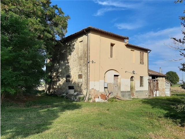 Roncadello vendesi casa indipendente da ristrutturare di circa 300 mq con 2.600 mq di giardino. Possibilità di ricavare 2 unità abitative