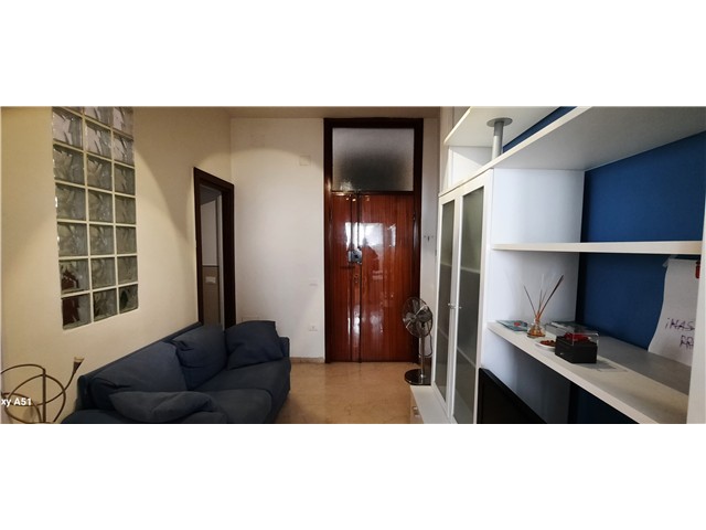 Posto letto per Studenti - Di fronte al Campus!<br />
Cerchi un posto letto in una posizione strategica e comoda? Abbiamo la soluzione perfetta per te! Offriamo un posto letto in una camera doppia, ideale per studenti. L'appartamento è situato di fronte all'ingresso del campus e alla biblioteca, rendendo gli spostamenti quotidiani un gioco da ragazzi. Inoltre, è adiacente a tutti i servizi essenziali e a poche centinaia di metri dalla stazione ferroviaria.<br />
L'appartamento è arredato con mobili nuovi e semi-nuovi, garantendo comfort e modernità. Dispone di due camere da letto, un salottino accogliente, una cucina abitabile completamente attrezzata con frigorifero, forno, lavastoviglie e microonde, antibagno e bagno, disimpegno notte e cantina. La connessione a internet è inclusa, ideale per le tue esigenze di studio.<br />
Il posto letto disponibile è in una camera condivisa con un altro studente. Il prezzo è di 200 euro più 130 euro di spese mensili, per un totale di 330 euro al mese TUTTO compreso. L'appartamento si trova al piano rialzato. Il riscaldamento è a gas naturale.<br />
La casa ha una capacità massima di 3 persone e verrà occupato da 2 studenti a inizio settembre. Non sono ammessi animali e non è permesso fumare. Non sono ammesse coppie. Non perdere questa opportunità unica di vivere in un ambiente confortevole e ben posizionato!