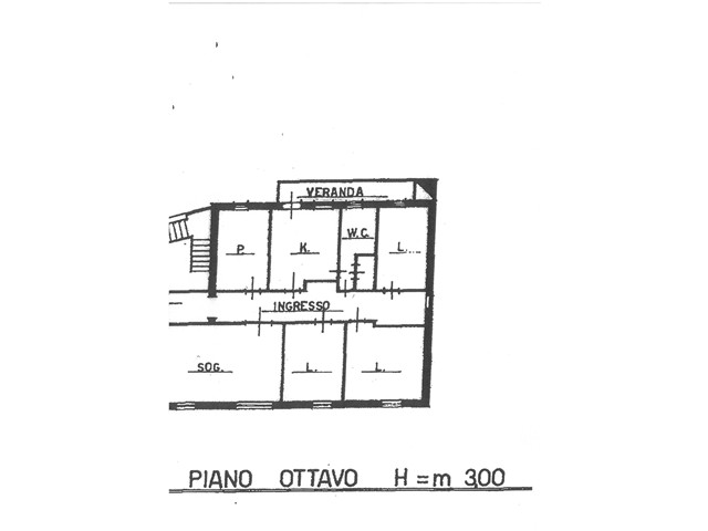 Appartamento Panoramico all'Ultimo Piano per residenza o investimento<br />
Scopri questo affascinante appartamento situato all'ottavo piano, a pochi passi dalla piazza centrale, che offre una vista mozzafiato sulla città e sulle colline circostanti. Perfetto per chi desidera personalizzare il proprio spazio, l'immobile è adatto a una ristrutturazione per viverci comodamente o ottimizzare gli spazi per un redditizio investimento. Con i suoi 167 m² commerciali e 150 m² calpestabili, l'appartamento è composto da un ingresso accogliente, una cucina abitabile, un ampio salone, due bagni (uno principale e uno di servizio), due camere da letto spaziose e due singole. <br />
La veranda è il luogo ideale per rilassarsi ammirando il panorama, mentre il riscaldamento autonomo garantisce comfort tutto l'anno. L'edificio, costruito negli anni sessanta, è dotato di ascensore e accesso adattato per persone con mobilità ridotta. Inoltre, l'appartamento dispone di un posto auto coperto e una cantina al piano interrato, offrendo praticità e spazio aggiuntivo per le tue esigenze. Non perdere l'opportunità di trasformare questo appartamento nel tuo rifugio ideale in città!