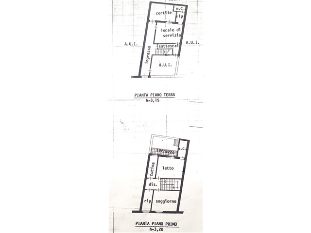 In tranquilla zona del centro storico di Forlì vendesi casa terra cielo abbinata sui lati disposta su due piani e composta al piano terra da ingresso, un'ampia stanza da adibire a zona soggiorno, ripostiglio e bagno, completano il piano terra il cortile interno e il garage; la scala conduce al primo piano dove troviamo 3 stanze, la cucina con terrazzo e il secondo bagno. L'immobile richiede lavori di ristrutturazione e si presta a realizzare anche due unità abitative.