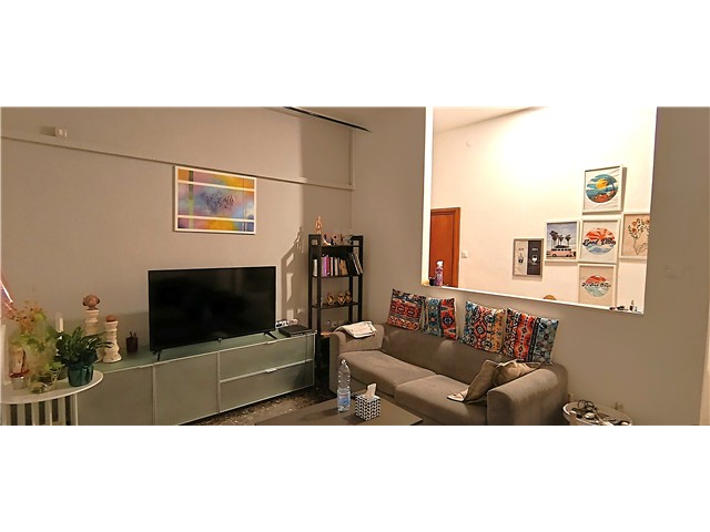 In zona centrale comoda a tutti i servizi vendesi appartamento in piccola palazzina di sole tre unità abitative senza spese condominiali.<br />
L' appartamento, posto al primo ed ultimo piano, è composto dall' ingresso, il soggiorno, la cucina abitabile, un disimpegno che conduce all' ampia camera da letto matrimoniale, al bagno finestrato e al balcone. L' appartamento è dotato di impianto di riscaldamento autonomo e aria condizionata e viene venduto arredato. Libero novembre 2025.