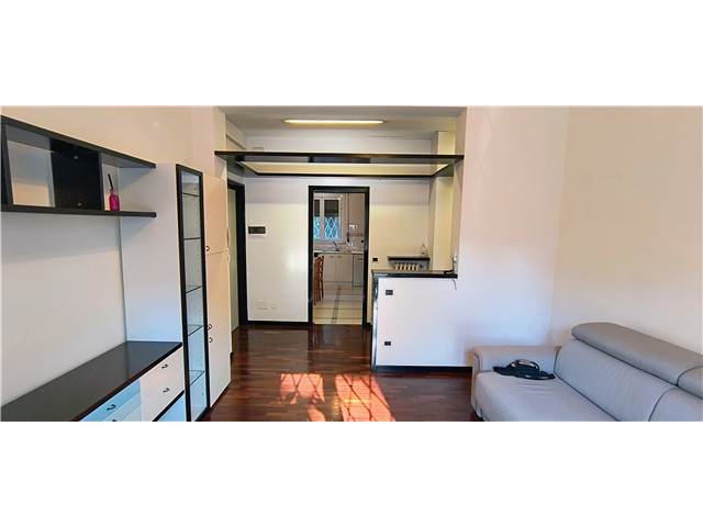 Appartamento in Vendita - Ottima Opportunità!<br />
Scopri questo delizioso appartamento al piano rialzato, situato in una palazzina di poche unità, ideale per chi cerca tranquillità e comfort. Con una superficie commerciale di 81 m², limmobile è composto da un luminoso soggiorno-pranzo, una cucina abitabile perfetta per le cene in famiglia, e due accoglienti camere da letto. Il bagno finestrato offre un'ottima ventilazione e luminosità.<br />
L'appartamento è in ottimo stato e subito abitabile, grazie alla recente installazione di infissi nuovi, di una caldaia a condensazione appena montata e un impianto di riscaldamento autonomo che garantisce il massimo del comfort. Non mancano armadi a muro per ottimizzare gli spazi e una cantina al piano seminterrato per riporre tutto ciò che serve.<br />
Inoltre, l'immobile dispone di un locale condominiale per bici e moto, accessibile dalla corte condominiale. Situato in una zona ben servita, con orientamento Nord-Sud, questo appartamento è perfetto per chi desidera vivere in un ambiente sereno senza rinunciare alla comodità dei servizi. Non perdere l'occasione di visitarlo!