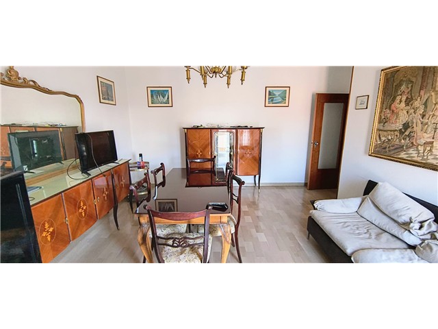 Zona centrale ideale anche come investimento vendesi luminoso appartamento di ottima metratura posto al piano quarto di un condominio servito da ascensore. L'appartamento è composto da uno spazioso ingresso, soggiorno-pranzo di circa 21 mq con affaccio sul terrazzo, cucina abitabile, disimpegno, tre camere letto di cui una matrimoniale di 17 mq e due singole, uno spazioso bagno finestrato con doccia e un comodo spazio lavanderia. Completano la proprietà la cantina e un piccolo posto auto coperto al piano sottostrada. L'appartamento è dotato di impianto di riscaldamento autonomo e climatizzazione. Classe energetica D