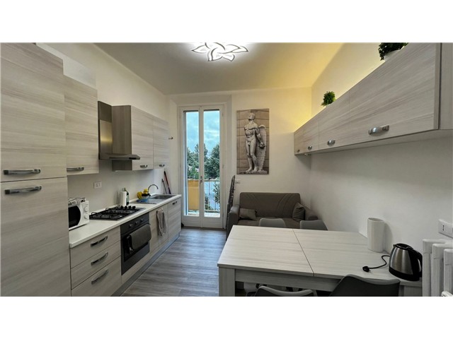 Appartamento arredato in Vendita <br />
Scopri questo ampio appartamento parzialmente ristrutturato di 85 mq commerciali, situato al secondo piano di una storica palazzina senza ascensore. Attualmente locato per 12 mesi questa proprietà è perfetta sia come futura abitazione principale che come investimento da subito, grazie alla sua posizione strategica, a pochi passi dalla stazione ferroviaria e dal campus universitario. <br />
L'ingresso si apre su una luminosa zona soggiorno con cucina a vista, creando un ambiente accogliente e conviviale. Le due camere matrimoniali, rispettivamente di 22 mq e 21,5 mq, offrono spazio e comfort per tutta la famiglia. Il bagno è stato completamente ristrutturato, garantendo modernità e funzionalità. <br />
Un balcone perimetrale affacciato sull'interno della palazzina offre un'ottima opportunità per godere di momenti di relax all'aperto. Completano la proprietà una cantina e un garage privati, ideali per soddisfare tutte le esigenze di spazio. Inoltre, il doppio condizionatore assicura un clima ideale in ogni stagione. Non perdere l'occasione di visitare questo appartamento in vendita arredato e unico nel suo genere!