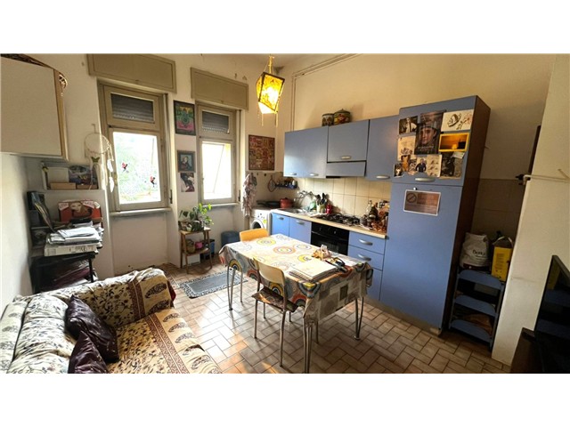 Appartamento in vendita nel cuore di Predappio  Via Matteotti<br />
<br />
Allinterno di un palazzo storico ultimo edificio pubblico realizzato a Predappio, originariamente destinato ad uso ricettivo durante il periodo di massima espansione del regime proponiamo in vendita un luminoso appartamento situato al terzo ed ultimo piano, limmobile è composto da:ingresso con ampio corridoio, cucina con doppia finestratura, due camere matrimoniali, bagno finestrato, cantina di 14 mq al piano interrato.<br />
Punti di forza:ampio giardino condominiale con possibilità di parcheggio, grande terrazzo condominiale panoramico con vista su Predappio, scala che serve solo 6 unità abitative, riscaldamento autonomo e spese condominiali molto contenute.<br />
Un appartamento ideale per chi cerca tranquillità e centralità allo stesso tempo, in un contesto unico e di valore storico.