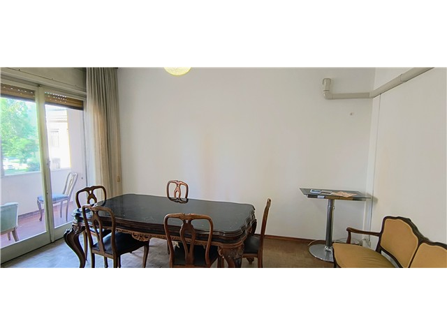 Scopri questo ampio appartamento di 210 m², situato in una vivace zona universitaria, perfetto sia come residenza esclusiva che come investimento. Con 6 camere di diverse dimensioni, tra cui matrimoniali, doppie e singole, questo immobile offre spazio in abbondanza per famiglie o gruppi di studenti. I tre bagni garantiscono comodità e funzionalità, mentre il soggiorno luminoso e la cucina abitabile creano un ambiente accogliente per momenti di convivialità.<br />
L'ingresso spazioso e c'è un generoso balcone, ideale per godere di momenti di relax all'aria aperta. Inoltre, il garage di proprietà nel condominio adiacente aggiunge un ulteriore valore a questa proposta. Situato al secondo piano con ascensore, l'appartamento è ben orientato (Nord, Sud, Est) e dotato di aria condizionata per il massimo comfort.<br />
Non perdere l'occasione di personalizzare questo immobile da ristrutturare secondo il tuo gusto. Con un consumo energetico di 82,60 kWh/m² all'anno e una classe energetica E, questo appartamento rappresenta un'ottima opportunità per chi cerca spazio e potenziale in una delle zone più dinamiche della città. Contattaci per maggiori informazioni e per organizzare una visita!