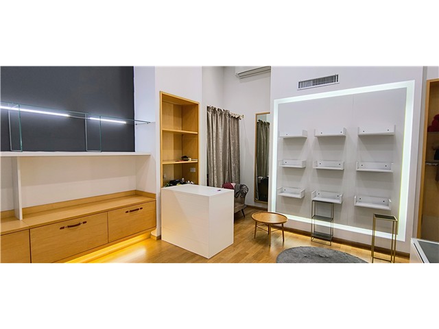 Scopri questo fantastico negozio situato nella zona più commerciale della città, ideale per avviare la tua attività. Recentemente ristrutturato, il locale offre un ambiente moderno e accogliente con uno studiato impianto di illuminazione per valorizzare i tuoi prodotti, completo di alcuni arredi che possono facilitare l'avvio della tua impresa. Con una superficie commerciale di 57 m² e 47 m² calpestabili, questo spazio è perfetto per un negozio di abbigliamento o accessori o qualsiasi altra attività commerciale.<br />
Il negozio è composto da due vani: un ampio vano fronte strada con una grande vetrina che garantisce un'ottima visibilità e attrattiva per i passanti. Il retro del negozio è adibito a magazzino, offrendo spazio extra per gestire il tuo stock. Inoltre, è dotato di un servizio sanitario per la massima comodità.<br />
Siituato al piano terra, con riscaldamento e aria condizionata a pompa di calore e garantisce un ambiente confortevole sia per i clienti che per il personale. Non perdere l'opportunità di affittare questo spazio strategico e trasformarlo nel tuo sogno imprenditoriale! Contattaci per maggiori informazioni e per organizzare una visita.