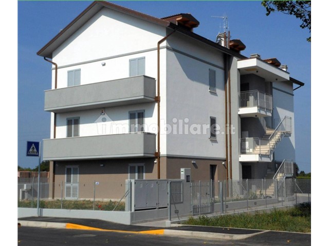 Appartamento Moderno su Due Livelli in Vendita a Forlimpopoli<br />
Scopri questo splendido appartamento su due piani, situato in una posizione strategica tra Forlimpopoli e Forlì. Con i suoi 120 m² commerciali, questo immobile luminoso offre spazi ben distribuiti e un design moderno. Al primo piano, il soggiorno con angolo cottura è perfetto per momenti di convivialità, mentre la camera matrimoniale garantisce il massimo del comfort. <br />
Salendo al secondo piano, trovi due camere da letto nella mansarda, ideali per famiglie o come spazi di lavoro. Completa l'offerta un bagno elegante e funzionale, oltre a un pratico sgabuzzino. Non dimenticare il balcone, perfetto per godere di piacevoli momenti all'aperto. <br />
La palazzina, di recente costruzione (2015), è dotata di ascensore e riscaldamento a gas naturale. Inclusi nel prezzo, un garage spazioso. Questo appartamento è praticamente nuovo e pronto per essere abitato. Non perdere l'occasione di vivere in un ambiente moderno e accogliente!