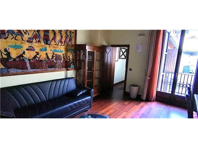 Appartamento Elegante in Affitto per referenziati <br />
Scopri questo incantevole appartamento ristrutturato e arredato con eleganza situato al secondo piano di una palazzina tranquilla con poche unità. Con una superficie commerciale di 65 m² e 60 m² calpestabili, questo spazio è perfetto per chi cerca comfort e stile. L'ingresso accogliente conduce a una sala elegante con affaccio interno, ideale per momenti di relax. La cucina è semi abitabile e completa, mentre il bagno di design aggiunge un tocco di classe.<br />
La spaziosa camera da letto matrimoniale è un rifugio perfetto per recuperare energia. Grazie al riscaldamento autonomo e alle basse spese condominiali, vivere qui sarà un piacere. Questo appartamento è disponibile con un contratto transitorio di 18 mesi, eventualmente rinnovabile, ed è riservato a persone referenziate. Non perdere l'opportunità di vivere in un ambiente nuovo e completamente ristrutturato, in una posizione strategica e ben servita. Contattaci per organizzare una visita!