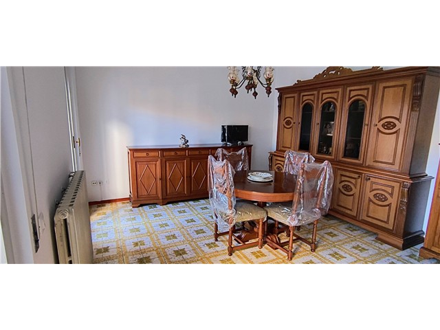 Castrocaro Terme: in tranquilla zona residenziale, in signorile condominio degli anni '70 servito da ascensore vendesi ampio e luminoso appartamento posto al terzo piano composto da ingresso, soggiorno pranzo con uscita sull'ampio terrazzo verandato, spaziosa cucina con balcone e ripostiglio-dispensa anchesso finestrato, dismpegno notte, 2 bagni finestrati, 2 camere da letto matrimoniali. Completano la proprietà una cantina finestrata e l'ampio garage al piano terra. L'appartamento è dotato di impianto di riscaldamento autonomo e di aria condizionata. Classe energetica E.