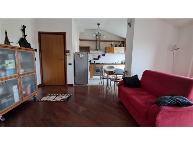 In zona ottimamente servita, comoda al Centro, alla Stazione FS e ad altre direzioni vista la vicinanza all'ingresso della tangenziale vendesi appartamento panoramico in condominio servito da ascensore. L'appartamento, ben rifinito e arredato, è composto da un'ampio soggiorno pranzo con la cucina in nicchia e un balcone da cui ammirare la splendida vista sulla città, il disimpegno notte conduce alle due camere da letto, una matrimoniale e una singola e al bagno finestrato dotato di doccia. Completano la proprietà il garage posto al piano interrato raggiungibile con l'ascensore e il posto auto nella corte interna privata. L'immobile è dotato di riscaldamento autonomo e impianto di aria condizionata. Classe energetica F.