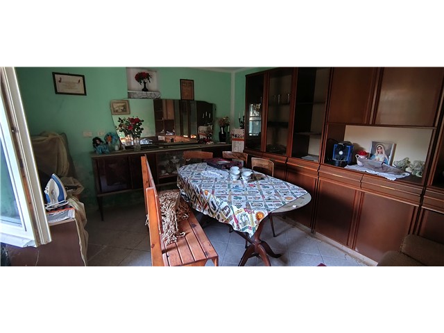 Scopri questa casetta semi indipendente, situata nella tranquilla località di Carraie, in provincia di Ravenna. Questa proprietà, completamente da ristrutturare, offre un grande potenziale per chi desidera creare la casa dei propri sogni. Con un ingresso indipendente e un lotto di circa 300 mq, hai spazio a sufficienza per realizzare ogni tua idea.<br />
L'appartamento si estende su una superficie commerciale di circa 80 mq, distribuiti su due piani. Al piano terra trovi una luminosa zona giorno di 40 mq con affaccio al giardino ideale per momenti di convivialità con amici e familiari. Al primo piano, altrettanti 40 mq ospitano due camere da letto matrimoniali e un bagno, perfetti per garantire il massimo comfort. Non dimenticare la corte con una costruzione regolarmente accatastata di circa 60 mq, che offre ulteriori possibilità di utilizzo, tra cui il garage di buone dimensioni e il grande ripostiglio che assicurano spazio sufficiente per riporre tutti i tuoi oggetti. <br />
La casa è dotata di un secondo bagno nella corte e di un esclusivo giardino di circa 100/120 mq, dove potrai goderti momenti di relax all'aria aperta. Questa proprietà è pronta per essere trasformata in un accogliente rifugio personalizzato. Non perdere l'opportunità di investire in questo immobile unico!