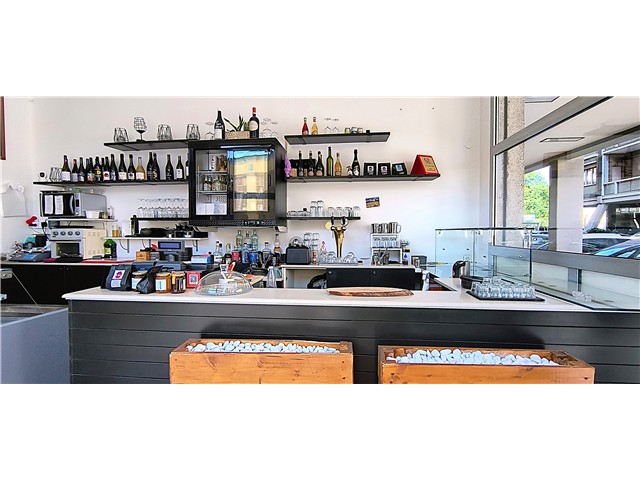Locale in Vendita - Opportunità Unica nel Campus Universitario<br />
Incredibile opportunità di acquisto per un immobile commerciale con licenza, già attrezzato come bar e degustazione. Situato in una posizione angolare strategica nel cuore del CAMPUS UNIVERSITARIO, questo locale gode di un intenso passaggio e di una visibilità senza pari grazie alle sue due ampie vetrine. Con una superficie commerciale di 36 m² e un'area calpestabile di 32 m², il locale è composto da una zona clienti accogliente, antibagno, bagno e sgabuzzino.<br />
La possibilità di sfruttare parte dell'area esterna coperta per degustazioni o intrattenimenti all'aperto rende questo spazio ancora più attraente. Adatto a diverse tipologie di attività, non solo bar ma anche ristorazione, offre un'ottima opportunità per chi desidera avviare un nuovo progetto imprenditoriale. <br />
Situato al piano rialzato, l'immobile è facilmente accessibile e dispone di riscaldamento e aria condizionata per garantire il massimo comfort. Non perdere l'occasione di investire in questo locale versatile e ben posizionato, perfetto per attrarre una clientela giovane e dinamica. Contattaci per maggiori informazioni e per organizzare una visita!