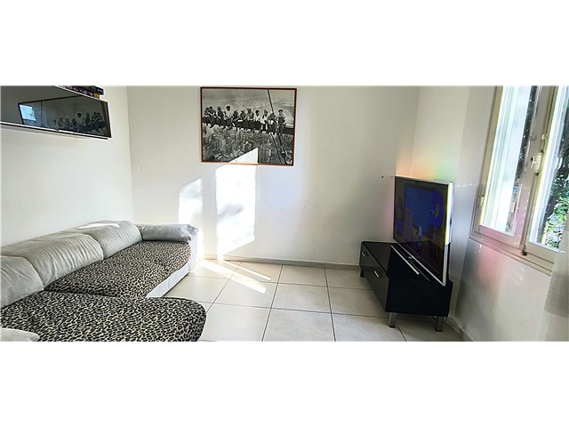 IN VENDITA  ESCLUSIVA  Appartamento in Vendita: Eleganza e Comfort nella Zona Stadio<br />
Scopri questo splendido appartamento in bifamiliare di pregio, situato in una delle zone più ambite della città vicino allo stadio. Completamente ristrutturato, l'immobile si trova al piano terra e offre una superficie di circa 75 mq, perfetta per chi cerca un'abitazione moderna e funzionale. <br />
L'ingresso accogliente conduce a una sala ideale per momenti di convivialità. L'ampia cucina è perfetta per gli amanti della gastronomia, mentre la camera da letto matrimoniale e la camera singola garantiscono il massimo del comfort. Completa l'appartamento un bagno elegante e ben rifinito.<br />
Ma non è tutto! Il piano interrato, con una superficie di circa 78 mq, è accatastato come servizi e offre la possibilità di realizzare lavori per diversi utilizzi, rendendolo un'opzione versatile per le tue esigenze. Inoltre, l'area esterna esclusiva è perfetta per godersi momenti di relax all'aperto.<br />
La proprietà concede che parte dell'area esterna privata sia adibita a posti auto, rendendo la vita quotidiana ancora più comoda. Il giardino curato è uno spazio impagabile per passare il tempo con gli amici o far giocare i bambini nella massima sicurezza. Questa casa è attualmente affittata ad inquilini precisi e regolari quindi può essere considerata un buon investimento per un periodo di 6 massimo 12 mesi per poi decidere se mantenerla come investimento o viverla personalmente. Non perdere l'opportunità di vivere in un ambiente raffinato e confortevole!