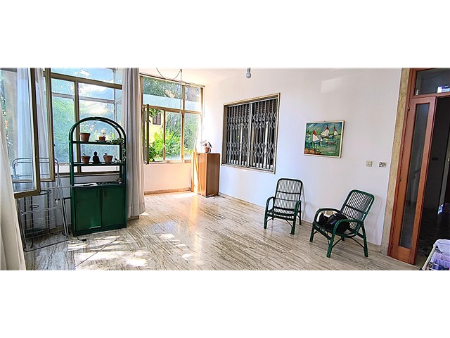 Scopri questo ampio appartamento situato al piano rialzato di una palazzina tranquilla di sole tre unità  immersa in una via alberata a pochi passi dal centro storico. Con oltre 200 mq di superficie questo immobile è ideale per chi cerca spazio e comfort. La disposizione interna comprende un ampio ingresso che conduce a due camere matrimoniali, una camera doppia e una singola, perfette per famiglie o per chi desidera avere uno studio.<br />
L'appartamento offre anche due bagni, una cucina funzionale, un tinello e una sala luminosa oltre a una ampia veranda dove poter godere di momenti di relax. La soffitta è utilizzata come disimpegno, mentre la cantina offre ulteriore spazio per riporre gli oggetti. L'appartamento è accessoriato di garage.Il riscaldamento è autonomo con gas naturale.<br />
La proprietà è certamente abitabile ma richiederebbe comunque almeno parziali interventi o una ristrutturazione più completa per il massimo risultato e per personalizzarla secondo i propri gusti. Inclusi nel prezzo ci sono un garage e posti auto disponibili, insieme a un giardino comune che arricchisce ulteriormente l'offerta. Non perdere l'opportunità di vivere in una zona tranquilla senza rinunciare alla comodità del centro! Contattaci per maggiori informazioni e per organizzare una visita.