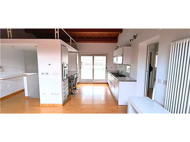 Appartamento Moderno in Vendita - Un'Occasione Imperdibile!<br />
Scopri questo splendido appartamento situato in una piccola palazzina di sole 5 unità, con bassissime spese condominiali. Posto al secondo e ultimo piano, questo moderno immobile, realizzato nel 2001, è ottimamente rifinito e dotato di ogni comfort. L'aria condizionata e l'aspirazione centralizzata rendono gli ambienti freschi e puliti, mentre il sistema di antifurto e il filo diffusione garantiscono sicurezza e praticità.<br />
L'appartamento vanta una spaziosa zona living soggiorno-cucina di circa 33 mq, con affaccio su una graziosa loggia perfetta per momenti di relax. Il disimpegno notte conduce a due camere da letto confortevoli, una matrimoniale ed una singola mentre il grande bagno finestrato è dotato di vasca idromassaggio per un tocco di lusso. Un secondo bagno/lavanderia completa la funzionalità della casa.<br />
Con due cantine (una al piano terra e una interrata), questo appartamento offre anche ampi spazi di stoccaggio. Con 103 m² commerciali e 83 m² calpestabili, è ideale per famiglie o per chi cerca un ambiente moderno e accogliente. Non perdere l'opportunità di vivere in un contesto esclusivo, con un orientamento Est-Ovest che garantisce luminosità durante tutto il giorno. Contattaci per maggiori informazioni e per prenotare una visita!