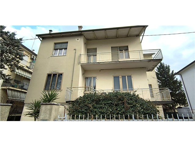 Zona Venturini-Decio Raggi vendesi casa bifamiliare con ampio giardino privato composta da due appartamenti con ingressi indipendenti. L' appartamento al primo piano è composto dall' ingresso, soggiorno-pranzo, cucina abitabile, 3 camere, bagno finestrato, due balconi, dalla scala interna raggiungiamo il piano terra dove troviamo due stanze finestrate e la lavanderia. All'appartamento del secondo piano si accede dalla sua scala interna privata ed è composto dall'ingresso, il soggiorno-pranzo con affaccio sul balcone, la cucina abitabile, 3 camere, il secondo balcone e il bagno finestrato. Completano la proprietà un ampio garage al piano terra e i posti auto nell'ampio giardino. Gli impianti sono indipendenti. Classe energetica in definizione.