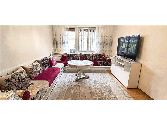 **In Esclusiva appartamento in Elegante condominio Zona Grandi Italiani**<br />
Scopri questo splendido appartamento situato al primo piano con ascensore di un elegante condominio residenziale, perfetto per chi cerca un ambiente tranquillo, silenzioso e accogliente. Con una superficie commerciale di 84 m², l'immobile offre una bella zona giorno con ingresso luminoso, una cucina abitabile e un'ampia sala, ideale per trascorrere momenti indimenticabili con amici e familiari.<br />
<br />
La zona notte è composta da una camera matrimoniale e una camera singola, entrambe spaziose e confortevoli. Con due bagni a disposizione, la praticità è garantita. Inoltre, il balcone oltre a garantire servizi offre una vista sul cortile condominiale interno, creando un'atmosfera serena. L'appartamento è parzialmente condizionato e dotato di riscaldamento a gas naturale, assicurando il massimo comfort in ogni stagione.<br />
<br />
Incluso nel prezzo, un garage di proprietà e un posto auto assegnato rendono questa offerta ancora più interessante. La struttura è adatta anche per persone con mobilità ridotta, grazie alla presenza dell'ascensore. Non perdere l'occasione di vivere in un ambiente elegante e funzionale, in una posizione strategica con orientamento sud-est. Classe energetica E, consumo di energia 164,77 kWh/m² anno. Contattaci per maggiori informazioni e per prenotare una visita!