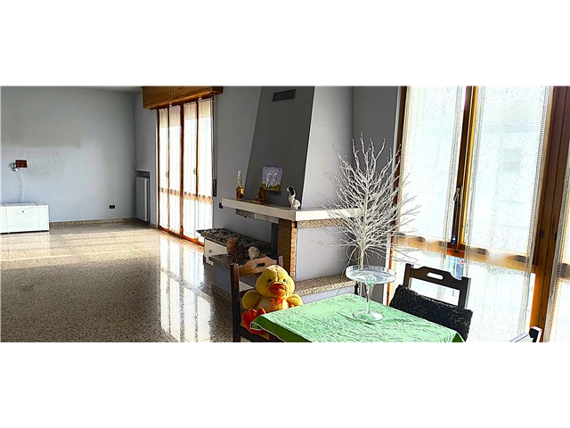 **San Martino in Strada** <br />
Scopri questo affascinante appartamento situato a San Martino in Strada, un'opportunità imperdibile per chi cerca spazio e comfort. Inserito in una palazzina di sole quattro unità, senza spese condominiali questo ampio appartamento al primo piano offre oltre 160 m² commerciali di pura comodità. L'ingresso conduce a un salone luminoso di oltre 40 mq, dotato di camino e affaccio su un balcone perfetto per momenti di relax.<br />
La cucina, sebbene di dimensioni modeste, è funzionale e comunica direttamente con il salone, creando un ambiente conviviale. La zona notte è ben separata e comprende due grandi camere matrimoniali, ideali per famiglie o per chi desidera avere uno spazio extra. Il bagno attrezzato e il disimpegno completano la zona notte, offrendo praticità e comfort.<br />
Questo appartamento è dotato di allarme già installato garantendo sicurezza, inoltre, il garage al piano interrato, la possibilità di parcheggiare un ulteriore veicolo e una cantina piuttosto grande offrono ampio spazio per riporre oggetti e veicoli. Non dimenticare il giardino esclusivo nell'area esterna, dove si trova anche un fabbricato regolarmente accatastato, perfetto per preparare e consumare pranzi o cene all'aperto.<br />
Con armadi a muro, riscaldamento a gas naturale e un orientamento est-ovest che garantisce luminosità durante tutto il giorno, questo appartamento rappresenta una scelta eccellente per chi cerca un'abitazione di qualità in una posizione strategica. Non perdere l'occasione di visitarlo!