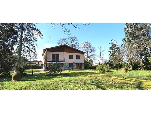 Villa indipendente con parco nella prima periferia della citta: L'immobile disposto su due livelli più una comoda mansarda è degli anni 70, richiede alcuni interventi ma si trova in ottimo stato di manutenzione, La superficie calpestabile di 353 mq è stata conteggiata con la metratura della mansarda al 50%. Al piano terra abbiamo un bellissimo ingresso, l'ampia cucina, il tinello, un bagno e due ulteriori stanze da destinare secondo necessità. Al primo piano abbiamo un importante disimpegno, due bagni, salone e quattro camere da letto da utilizzare anche in questo caso secondo necessità. Completa la proprietà la mansarda ideale come servizio ma con la possibilità di adibirla a ulteriori spazi vivibili. Il garage è di 24 mq ma la possibilità di utilizzare parte dell'area esterna come posti auto è praticamente illimitata. Il parco, a cui si accede da un elegante viale di ingresso è il gioiello della proprietà e si estende per 5.000 mq.