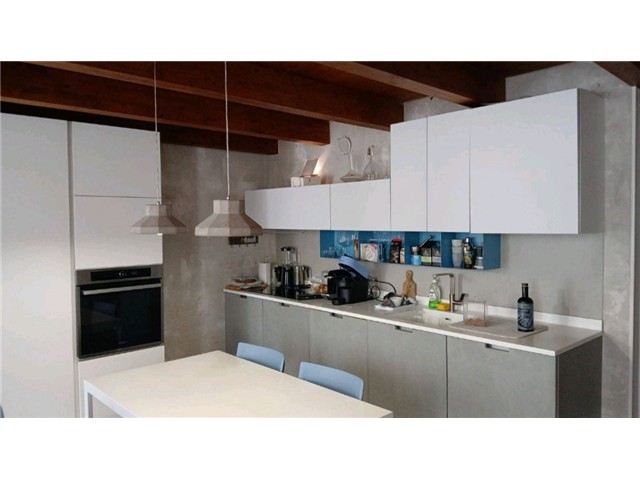 CENTRO STORICO zona Corso Diaz vendesi appartamento recentemente ristrutturato con ottime finiture in palazzina signorile. Lappartamento parzialmente arredatodisposto su due piani (primo e secondo ultimo piano) è composto da ingresso sul soggiorno-pranzo con angolo cottura, bagno, dalla scala saliamo al piano superiore dove troviamo il reparto notte con travi a vista composto da due camere, il bagno, la cabina armadio e uno spazio ripostiglio, completa la proprietà lampio terrazzo. Riscaldamento autonomo, aria condizionata. Classe energetica D.