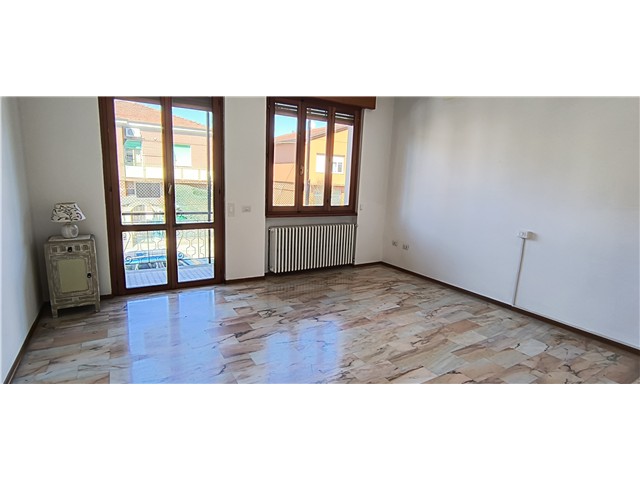 **Casa Indipendente in Vendita zona Ronco: Un'Oasi di Comfort e Spazio**<br />
Scopri questa splendida casa indipendente situata nel tranquillo quartiere residenziale del Ronco, ottimamente servito e collegato al centro cittadino. Con una superficie di circa 260 mq, l'immobile si sviluppa su due piani, offrendo ampi spazi e una disposizione razionale. Al piano terra, un grande ingresso conduce a un luminoso soggiorno, una cucina funzionale con caminetto, un bagno finestrato, uno studio e un ripostiglio, oltre a un garage spazioso.<br />
Il primo piano è composto da un disimpegno che si apre sul vano scala e che conduce a un soggiorno luminoso con terrazzo, una sala da pranzo con cucina, tre camere da letto e un secondo bagno. Due balconi completano il piano, offrendo spazi esterni con affaccio sul giardino privato. La casa è in buono stato e subito abitabile, con la possibilità di essere divisa in due unità immobiliari una più piccola al piano terra e più ampia al primo piano, perfetta per famiglie anche numerose.<br />
Il giardino privato di circa 450 mq è un angolo di relax, mentre la possibilità di posto auto rende questa proposta ancora più interessante. L'accesso è adattato per persone con mobilità ridotta, rendendo l'immobile adatto a tutti. Con un impianto di riscaldamento con caldaia a condensazione nuova, questa casa rappresenta una fantastica opportunità per chi cerca spazio e comfort in una posizione strategica. Non perdere l'occasione di visitarla!