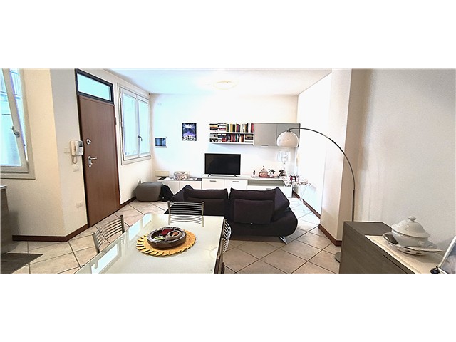 Esclusiva Centro Storico: Zona San Domenico in tranquillo ed elegante contesto residenziale completamente ristrutturato pochi anni fa proponiamo un appartamento con al piano terra un ampio soggiorno cucina open space, antibagno e bagno e al primo piano camera matrimoniale, bagno e seconda camera singola, l'appartamento è dotato dei principali optional come l'aria condizionata e completato da un prezioso garage al piano terra e una generosa cantina al piano interrato.