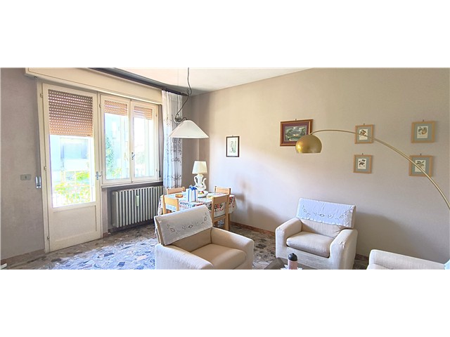 In Zona San Benedetto, tranquilla zona residenziale non lontana dal centro città, proponiamo in vendita casa indipendente su tre lati, abbinata su un lato, con ampio giardino privato che circonda labitazione, ideale per chi cerca spazi esterni e privacy.<br />
 Limmobile si sviluppa su due livelli di circa 130 mq ciascuno. Al piano terra (altezza 2,25 m) troviamo un ampio ingresso, un bagno e diversi locali di servizio tra cui cantina, lavanderia, garage, centrale termica e ripostiglio: spazi versatili perfetti per ogni esigenza. Tramite comodo vano scala si accede al primo piano, cuore abitativo della casa, composto da ingresso, luminoso soggiorno con balcone, ampia cucina abitabile anchessa con balcone, disimpegno, quattro camere da letto (due matrimoniali, di cui una con balcone, e due singole) e bagno finestrato. Le finiture sono originali dellepoca ma ben conservate.<br />
Completa la proprietà un sottotetto accessibile tramite scala retrattile.<br />
Limmobile presenta importanti lavori già eseguiti, tra cui tetto e grondaie rifatti e caldaia nuova, rendendolo una soluzione interessante con ampi margini di personalizzazione.<br />
 Classe energetica in definizione.