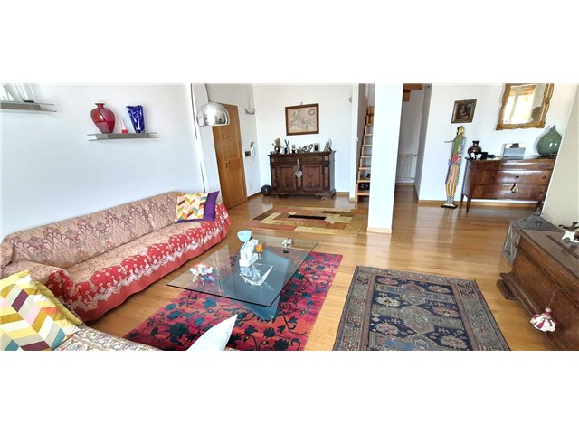 Appartamento Ultimo piano - Zona Residenziale Tranquilla<br />
Scopri questa straordinaria proprietà situata in una tranquilla zona residenziale, perfettamente servita da tutti i principali servizi. Si tratta di un elegante appartamento di ampia metratura con comodi servizi o optional aggiuntivi in mansarda, l'appartamento è completamente ristrutturato, posizionato al terzo e ultimo piano di un condominio di dodici unità.<br />
Lo Spazio e la Luminosità<br />
L'ampio salone al piano principale accoglie una suggestiva scala d'arredo che conduce alla mansarda, creando un'atmosfera di grande eleganza. I pavimenti in legno di rovere caratterizzano tutti gli spazi, mentre il terrazzo perimetrale circonda l'intero appartamento, regalando una sensazione di libertà e luminosità eccezionale. L'orientamento Sud-Ovest garantisce una naturale illuminazione durante tutto il giorno.<br />
<br />
Comfort e Funzionalità<br />
La cucina è ampia e completamente arredata, pronta per essere utilizzata. Il disimpegno consente un accesso ordinato alle tre camere da letto: una camera matrimoniale spaziosa, due camere singole di cui una intelligentemente adibita a cabina armadio. Il bagno principale vanta un doppio lavandino e la doccia, mentre un secondo servizio è presente nella mansarda.<br />
La Mansarda Esclusiva<br />
Lo spazio mansardato offre un'ampia stanza polifunzionale con camino, bagno dedicato e un ulteriore pratico vano lavanderia/ripostiglio, perfetto per organizzare al meglio la quotidianità.<br />
<br />
Dotazioni Tecnologiche e Accessori<br />
Finestre nuove con tapparelle elettriche, porte interne rinnovate e porta blindata garantiscono sicurezza e comfort. L'impianto elettrico è stato completamente rinnovato. Tre tende da sole sul terrazzo, di cui una motorizzata, proteggono dagli agenti atmosferici. Il sistema domotico integrato permette il controllo intelligente di tapparelle, illuminazione e impianto d'allarme.<br />
<br />
Climatizzazione e Riscaldamento<br />
<br />
Aria condizionata e pompa di calore assicurano il massimo benessere in ogni stagione, mentre il riscaldamento è centralizzato con computer per contabilizzazione autonoma dei consumi.<br />
<br />
Spazi Esterni e Parcheggio<br />
Al piano terra, l'ampio garage finestrato con allaccio acqua offre protezione al veicolo, completato da una cantina e dalla possibilità di parcheggiare un'auto nella corte condominiale. L'impianto d'irrigazione automatico mantiene il terrazzo sempre rigoglioso.<br />
<br />
Dettagli Tecnici<br />
- Armadi a muro integrati<br />
- completamente ristrutturato<br />
<br />
Possibilità di poter usufruire dell'ascensore già presente versando una quota.<br />
Un'opportunità rara per chi ricerca qualità, spazio e praticità in una location privilegiata. Non perdere questa occasione! Classe energetica E