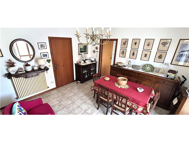 Splendido Appartamento su due Piani in Zona Ca' Ossi<br />
Scopri questa straordinaria opportunità nella ricercata Zona Ca' Ossi! Si tratta di un elegante appartamento su due piani situato in una palazzina di sole 8 unità abitative, garantendo tranquillità e esclusività. Con 125 m² commerciali e 110 m² calpestabili, questa proprietà offre spazi generosi e ben distribuiti, perfetti per chi ricerca comfort e praticità.<br />
Distribuzione e Spazi Interni<br />
Il piano principale, al secondo livello, accoglie una luminosa sala, una cucina abitabile ideale per momenti conviviali, una camera matrimoniale spaziosa e una camera singola. Completa il piano un bagno funzionale con vasca e due balconi che si affacciano sulla verde zona circostante. Salendo al piano superiore, troverai un secondo bagno con doccia, un'ulteriore camera singola e un generoso locale accatastato come servizio ma completamente utilizzabile come ambiente vivibile, dotato di riscaldamento e aria condizionata. Qui è presente anche una pratica zona lavanderia e un ulteriore balcone.<br />
Comfort e Dotazioni<br />
L'immobile, costruito nel 1987 e ben mantenuto nel tempo, vanta un sistema di riscaldamento a gas naturale e pompa di calore per il freddo-caldo, garantendo temperature ideali in ogni stagione. L'aria condizionata nel locale superiore assicura freschezza durante i mesi estivi. Gli armadi a muro ottimizzano gli spazi di archiviazione.<br />
Pertinenze Esclusive<br />
Completano la proprietà un garage al piano terra di quasi 30 m² e una cantina finestrata di discrete dimensioni, perfetti per riporre quanto necessario. È incluso nel prezzo il box auto, garantendo praticità e sicurezza. Nella corte condominiale è possibile parcheggiare l'auto.<br />
Caratteristiche Tecniche<br />
Orientamento Nord, Sud, Est garantisce luminosità naturale durante l'intera giornata. Classe energetica E con consumo di 170,93 kwh/m² anno.