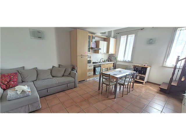 Ottimo Appartamento su Due Piani in Zona Romiti - Pronto da Vivere!<br />
Scopri questa ottima soluzione abitativa in zona Romiti! Si tratta di un elegante appartamento su due piani, perfetto per chi desidera spazi luminosi e ben organizzati. Con 90 m² commerciali e 75 m² calpestabili, questa proprietà offre tutto ciò che serve per una vita confortevole e moderna.<br />
**Il Piano Primo: Comfort e Luminosità**<br />
Il primo piano accoglie un ampio e luminoso soggiorno-pranzo con cucina a vista, ideale per momenti conviviali in famiglia o con amici. La zona è completata da un pratico antibagno e un bagno funzionale con doccia. L'accesso principale è garantito dalla porta blindata per una massima sicurezza, mentre una elegante scala d'arredo interno collega i due livelli con stile e praticità.<br />
**Il Piano Secondo: La Zona Notte Perfetta**<br />
Salendo al secondo piano troverai due accoglienti camere da letto con armadi a muro integrati, perfetti per ottimizzare lo spazio. Completa questa zona un utile ripostiglio-lavanderia, pensato per facilitare le tue attività quotidiane.<br />
**Spazi Esterni e Dotazioni Tecniche**<br />
L'ampio terrazzo con vista sul verde è l'ideale per stendere i panni e per trascorrere piacevoli momenti all'aperto. Il garage al piano terra compreso nel prezzo garantisce praticità e sicurezza. L'immobile dispone di riscaldamento autonomo a gas, aria condizionata, zanzariere.<br />
**Pronto per Trasferirti! **<br />
Questo appartamento viene venduto completamente arredato e sarà disponibile a giugno 2027. Costruito nel 2004, ber rifinito e in buono stato, rappresenta un'opportunità eccellente per chi cerca una casa moderna e funzionale. Orientamento Est-Ovest garantisce ottima luminosità durante tutto il giorno. Classe energetica E con consumo di 152,25 kwh/m² anno.
