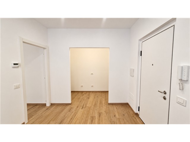 CENTRO STORICO- APPARTAMENTO RISTRUTTURATO A NUOVO.<br />
<br />
 In una tranquilla zona del centro storico, allinterno di una piccola palazzina, proponiamo in vendita appartamento al piano terra completamente ristrutturato a nuovo, con particolare attenzione alla qualità delle finiture e al comfort abitativo.<br />
<br />
La recente ristrutturazione ha interessato integralmente limmobile, che dispone di impianti nuovi, riscaldamento autonomo a pavimento con caldaia a condensazione, impianto di climatizzazione, infissi ad alta prestazione energetica e porta dingresso blindata.<br />
<br />
 Gli ambienti, moderni e curati, rendono lappartamento una soluzione pronta da abitare, senza necessità di ulteriori interventi.<br />
<br />
 Completa la proprietà la possibilità di utilizzare il cortile interno condominiale per il ricovero delle biciclette, una comodità particolarmente apprezzabile in centro storico.<br />
<br />
Disponibilità immediata.