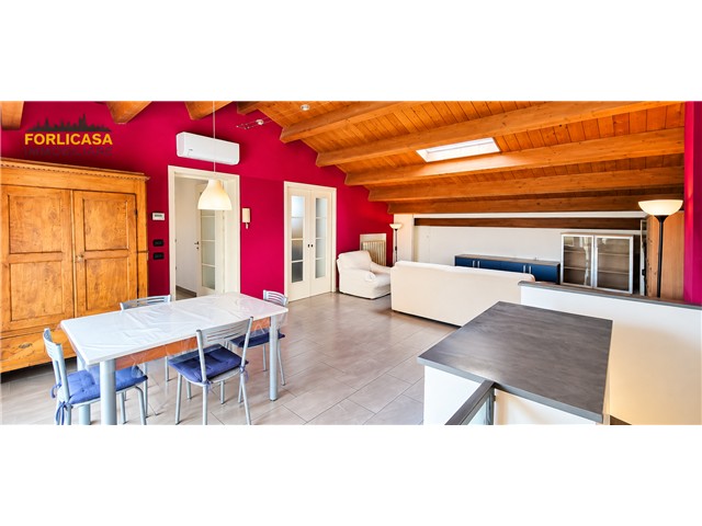 In zona centrale e in un contesto di sole sei unità abitative proponiamo al secondo piano un moderno appartamento di recentissima e moderna ristrutturazione, l'appartamento presenta un accesso privato al secondo piano e si sviluppa al terzo ed ultimo piano tutto su un unico livello.<br />
Entrando l'impatto di un salone di circa 40 mq con affaccio su una terrazza di circa 20 mq genera un immediato senso di generosità degli spazi, le travi e il legno dei soffitti appaiono di grande qualità e qualificano l'intero appartamento, la piccola ma deliziosa cucina è separata e dotata di una sua dispensa.<br />
La zona giorno è valorizzata dalla terrazza vivibile con un orizzonte libero mozzafiato e dispone anche di una comoda lavanderia separata dall'appartamento.<br />
Adiacente al salone troviamo il primo bagno a servizio della zona giorno.<br />
Attraverso il disimpegno notte si accede a due grandi camere matrimoniali, una delle quali arricchita da un moderno bagno in camera.<br />
Naturalmente l'appartamento dispone di un nuovo impianto di climatizzazione freddo e caldo oltre al riscaldamento autonomo.<br />
Al piano terra una ben organizzata corte comune riserva un generoso posto auto di proprietà.<br />
Passa in ufficio da noi e saremo lieti di accompagnarti in questa particolare visita in un appartamento giovanile e affascinante. Classe energetica C.